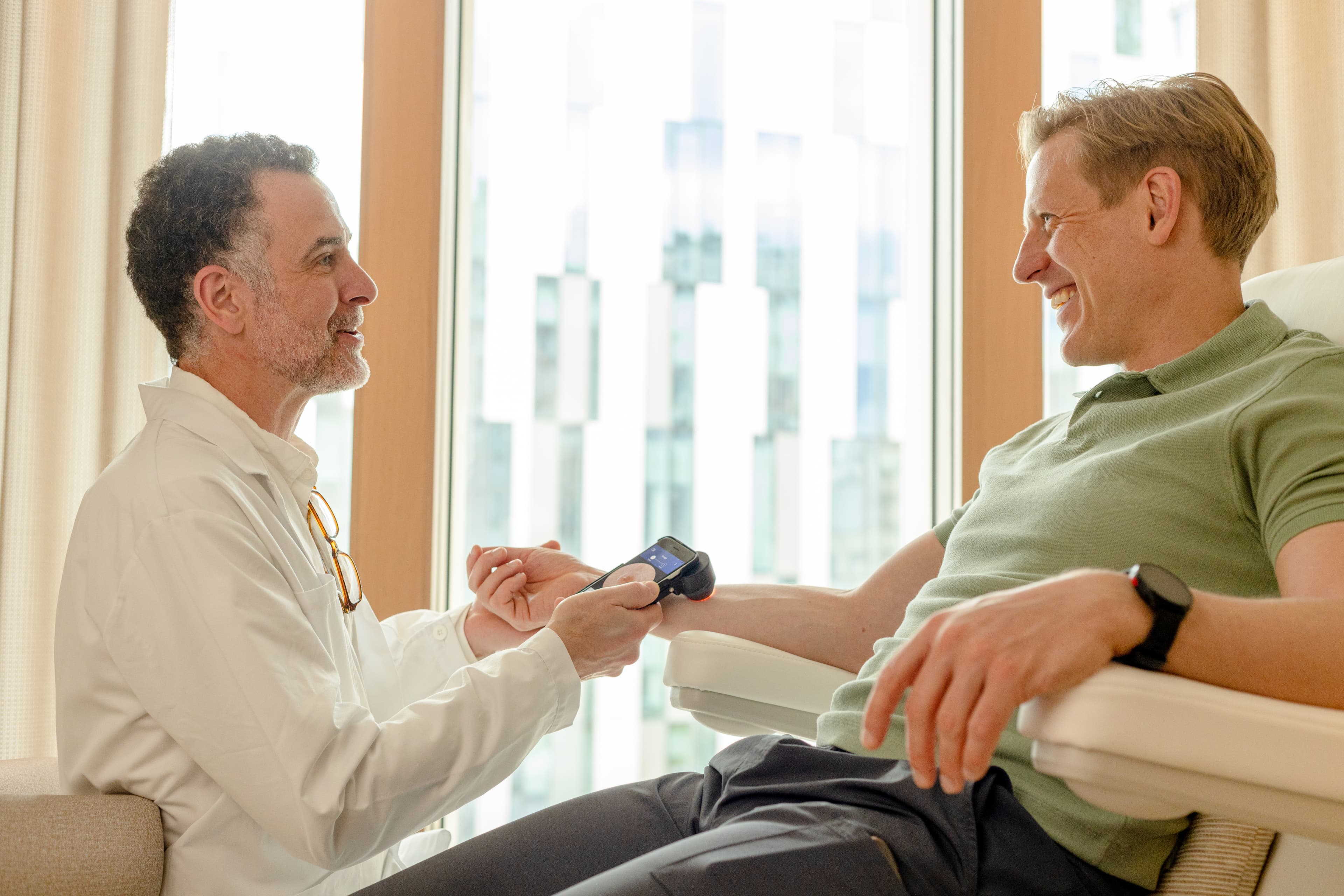 Medical professional using Dermalyser